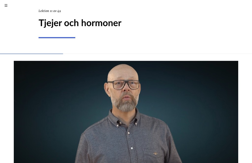 Lektion 11 av 49. Tjejer och hormoner. Film med en man med glasögon och skägg.